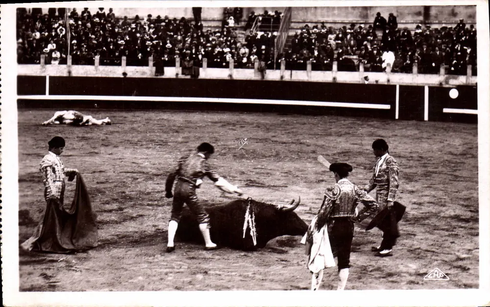 Corrida de touros — Golpe de graça — «Real-Photo» C. A. P. Strasbourg - Frente