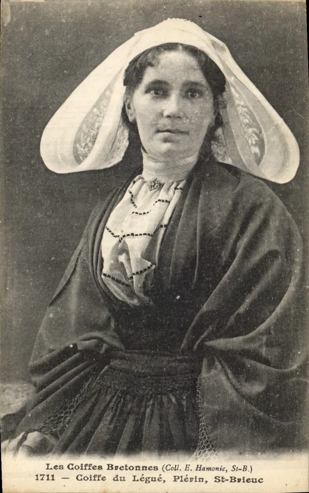 As Coifas Bretãs — Coifa do Légué, Plérin, St-Brieuc — Coll. E. Hamonic, St-B. - Frente