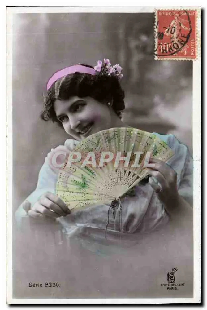 Lächelnde junge Frau mit Fächer — Verlag Art Paris, Serie 2330 - Vorderseite