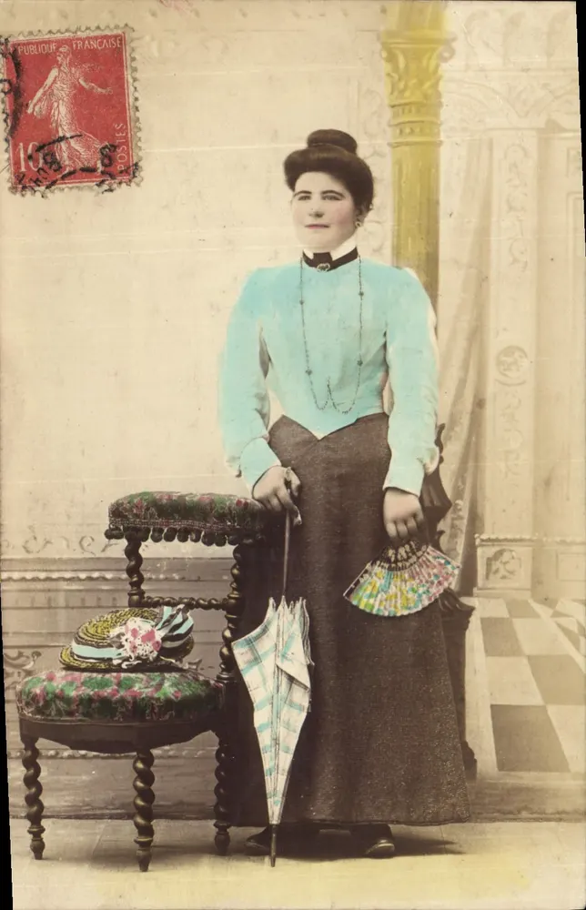 Frau in historischem Kleid — dekoriertes Zimmer — Émulsion Perron, Macón - Vorderseite