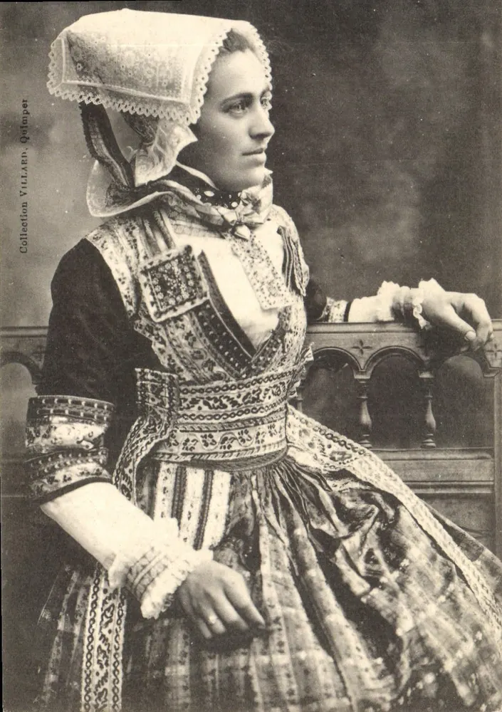 Mulher em traje tradicional — Quimper — Coleção VILLARD, Quimper - Frente