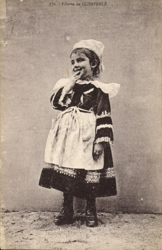 Menina de QUIMPERLÉ — Sujeito: criança com traje tradicional — n° 370 - Frente