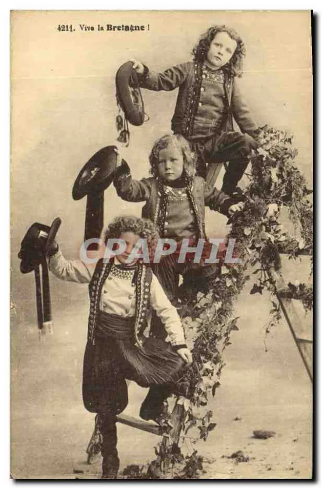 Drie kinderen in bretone kleding — Vive la Bretagne ! — Collectie Villard, Quimper - Voorkant