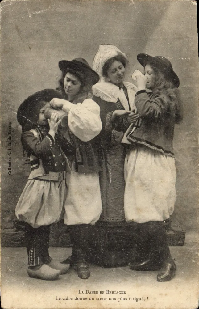 A Dança na Bretanha — O cidre dá coração aos mais cansados! — Coleção G. L. De Nantes - Frente