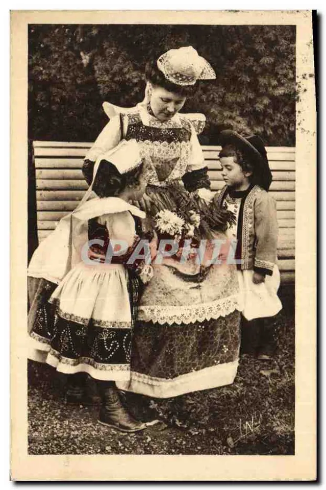 Família em traje tradicional — cena de jardim — editor desconhecido, número de série não visível - Frente