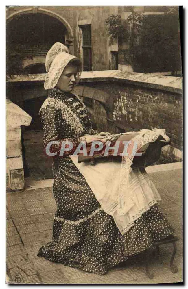 Frau in Motivkleid und Spitzenkappe — Flämische Spitzenmacherin — Nels, Latinière-Serie Nr. 12 - Vorderseite