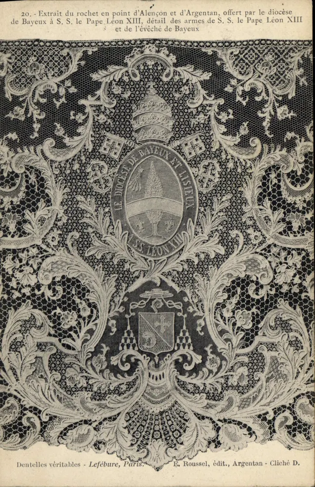 Echte Spitze — Lefèbure, Paris — Ausschnitt aus einer Alençon- und Argentan-Spitze, geschenkt vom Bistum Bayeux an Seine Heiligkeit Papst Leo XIII, Detail der Wappen Seiner Heiligkeit Papst Leo XIII und des Bistums Bayeux — E. Roussel, Verleger, Argentan - Cliché D. - Vorderseite