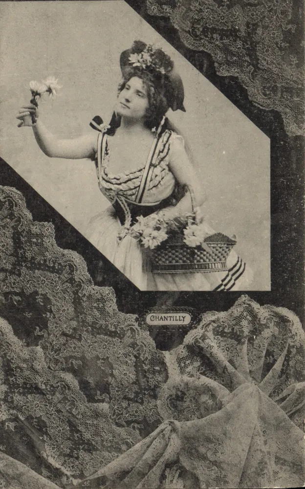 Mulher em traje de Chantilly — Fototipia A. Bergerot & Cie — Nancy - Frente