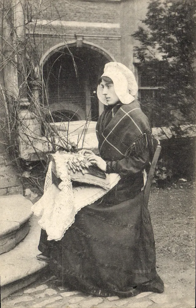 Mulher com chapéu branco — bordando — Impressora V. Foegiers-Van Schoorisse, Bruxelas - Frente