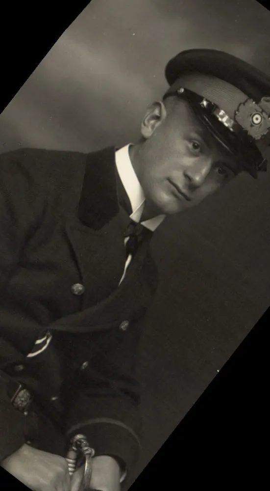 Portret młodego mężczyzny w mundurze — wydawca 'Postkarte' — datowany na październik 1945 - Awers