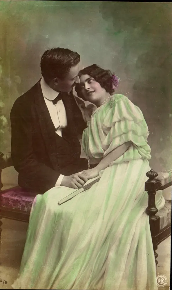 Paar in Abendkleidung — Fotostudio — Neue Photographische Gesellschaft A.G. Str. 134, Berlin - Vorderseite