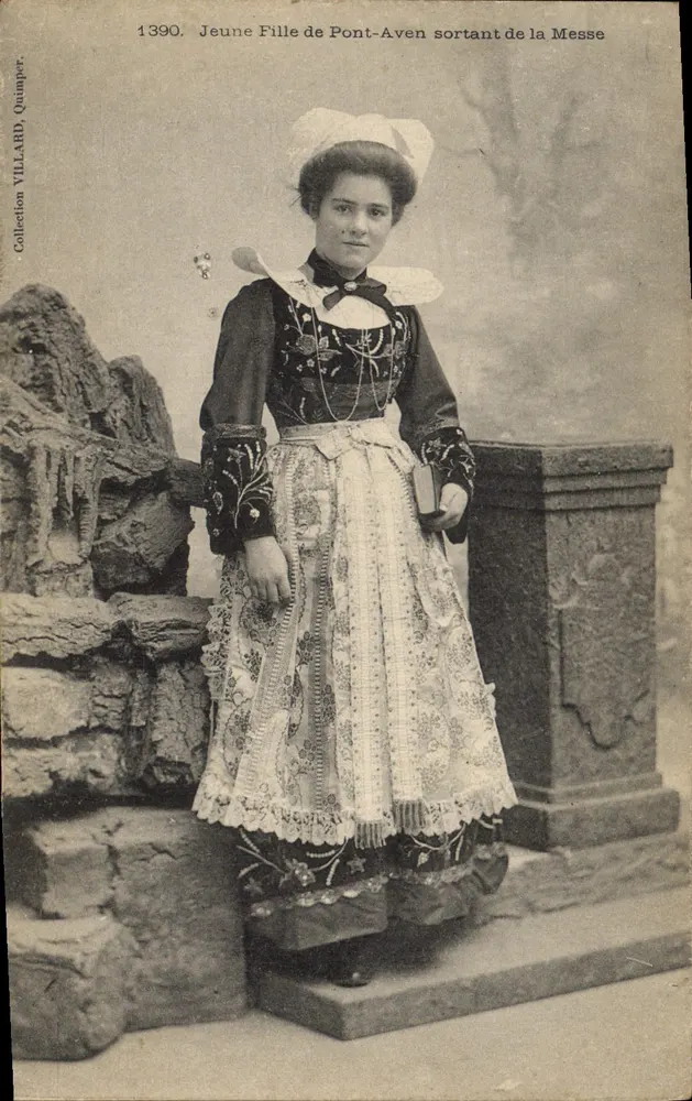 Junge Frau aus Pont-Aven, die aus der Messe kommt — Sammlung VILLARD, n° 1390 - Vorderseite
