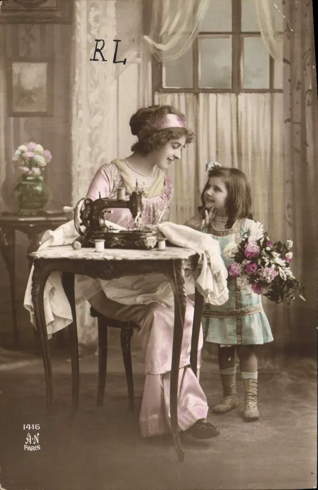 Mujer y niño cerca de una máquina de coser — RL — A.N. París, n° 14-16 - Anverso