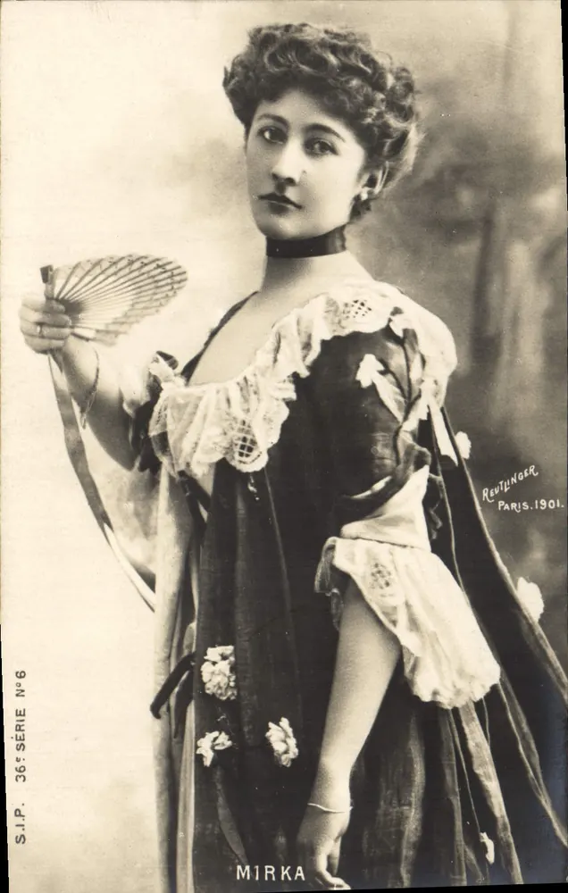 Mirka — Portrait einer Frau in einem blumigen Kleid und Schirm — S.I.P. 36. Serie Nr. 6 — Reutlinger, Paris, 1901 - Vorderseite
