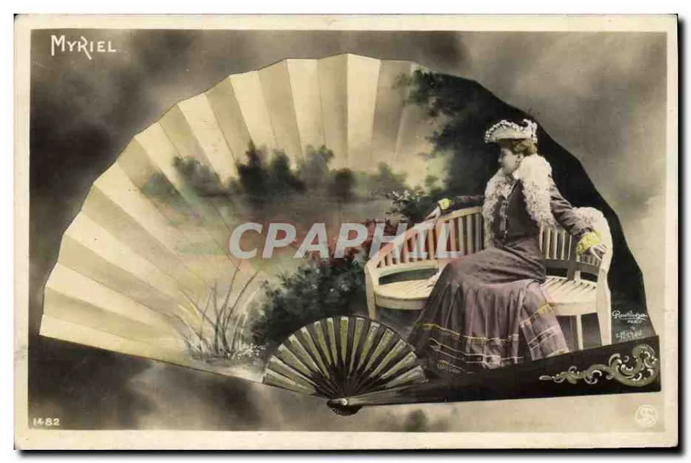 Femme en robe sombre assise sur un banc — scène encadrée par un grand éventail — éditeur Myriel, n° 14-82 - Frente