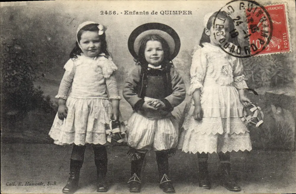 Crianças de QUIMPER — Coleção E. Hamonte, St-B. — n° 2456 - Frente