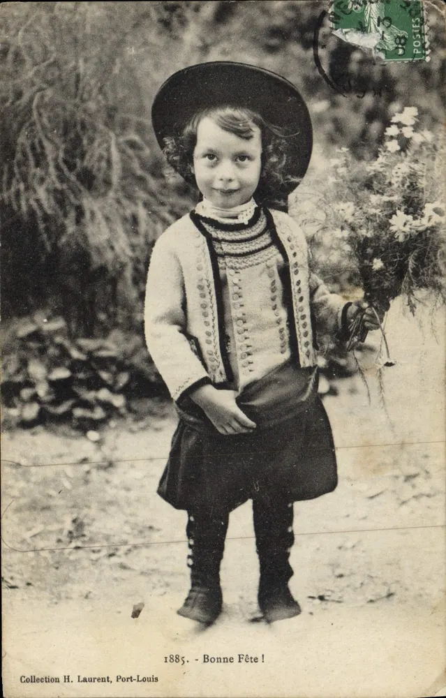 Criança em traje — 1885 — Coleção H. Laurent, Port-Louis - Frente