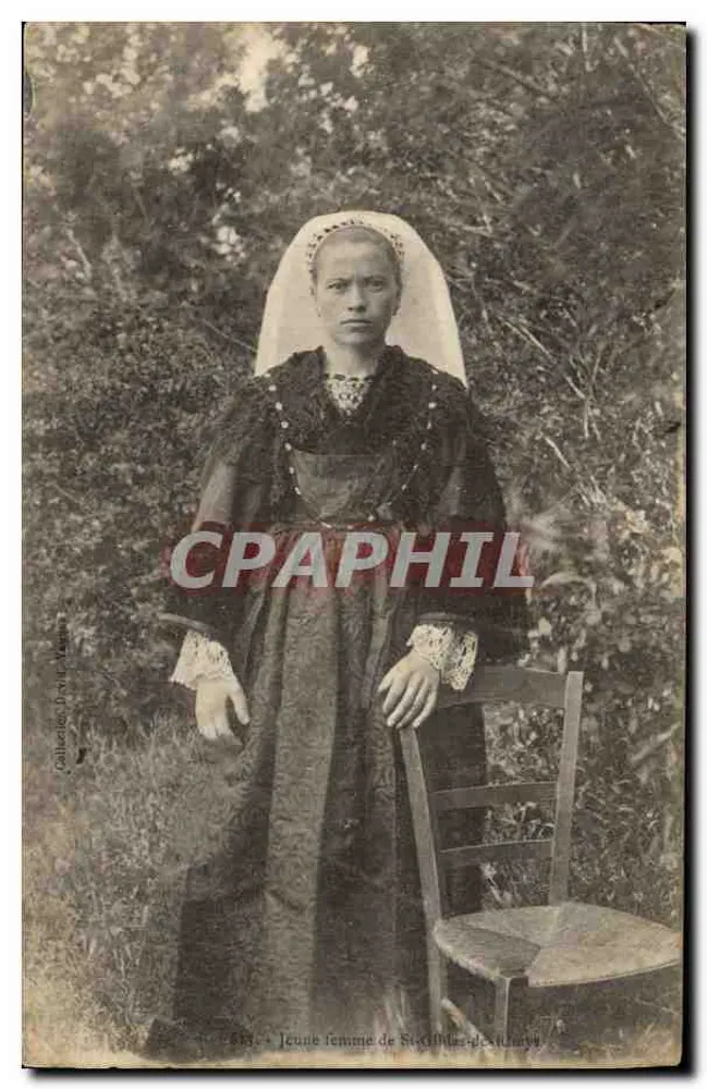 Junge Frau aus St-Gilles-destinaire — in traditionellem Kleid, stehend neben einem Stuhl — Verlag: Vallée des Drailles, Nr. 683 - Vorderseite