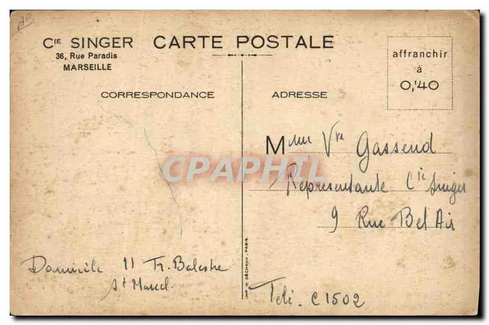 Maman heureuse avec sa machine à coudre Singer — scène de vie domestique — éditeur CIE SINGER, Marseille - Verso