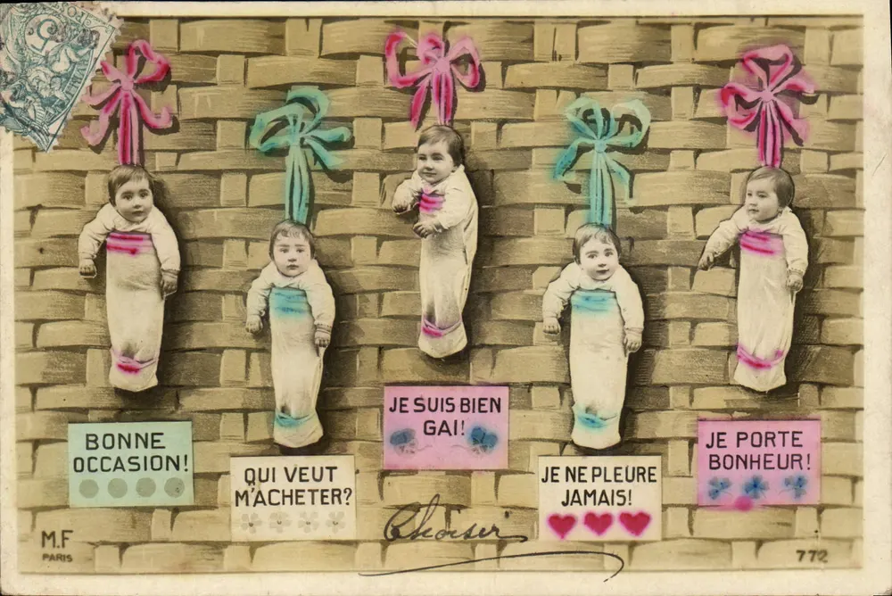 Fünf Babys, an einer Ziegelwand hängend — M.F. Paris n°772 - Vorderseite