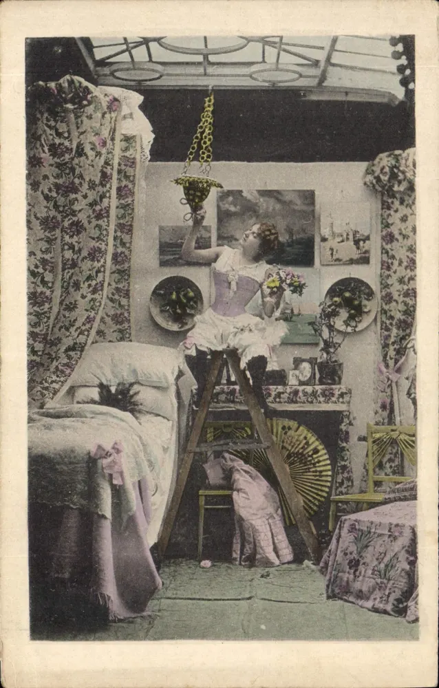 Frau in einem Schlafzimmer — Innenansicht mit an der Decke hängendem Kronleuchter — Verlag N.L. PARIS - Vorderseite