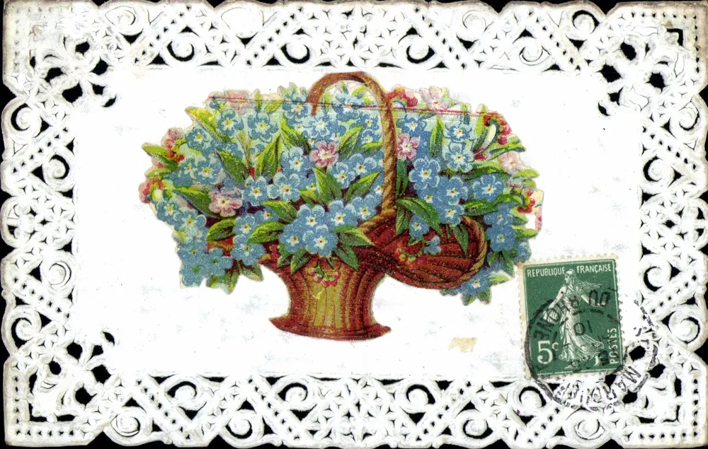 Arranjo de flores — carta postal decorada com renda — editor não visível - Frente