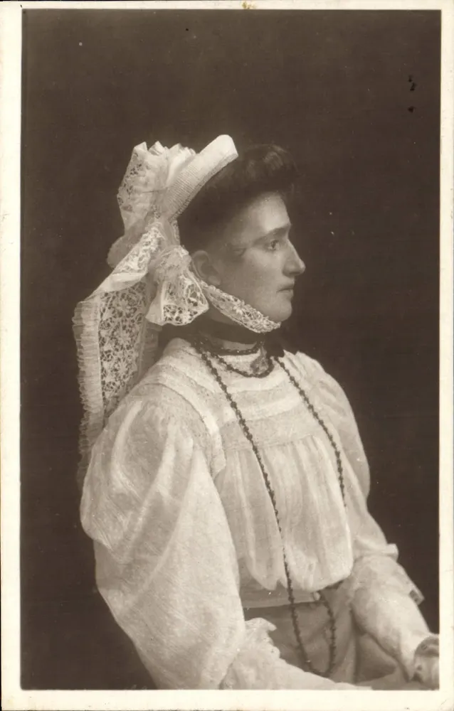 Retrato de uma mulher vestida com traje tradicional — editor Le Coquet Bonnet, n° 158 - Frente