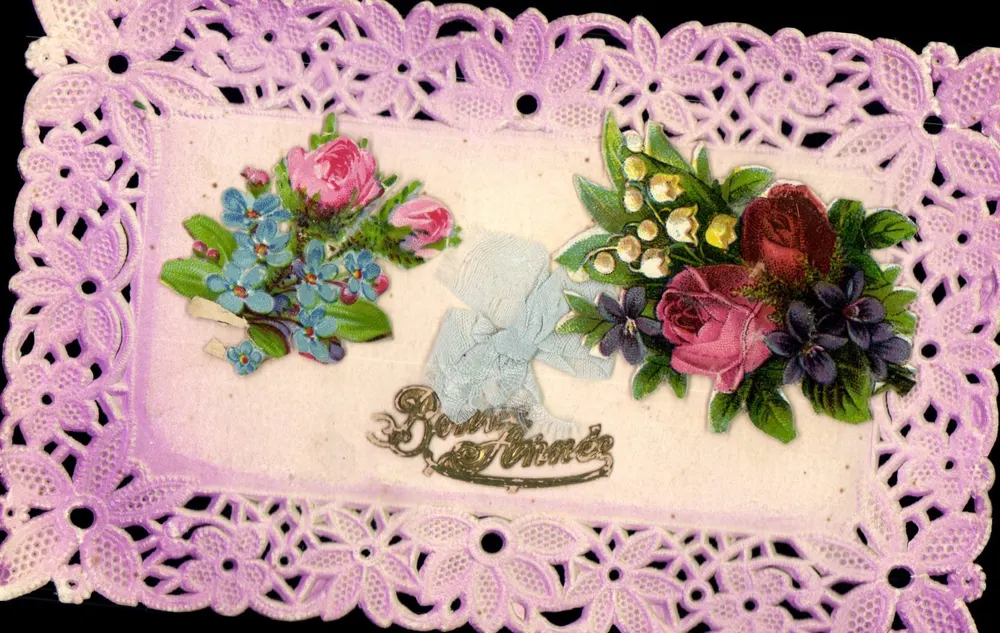 Flores e laço — Boa Ano — Carta postal decorada com renda violeta - Frente