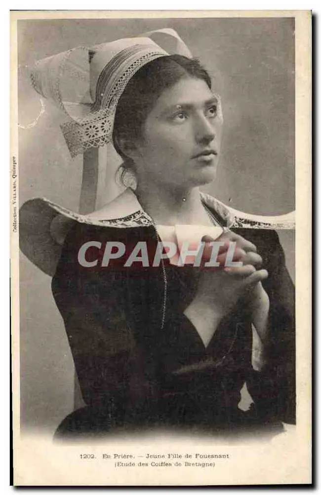 Jeune Fille de Fouesnant — En Prière — Étude des Coiffes de Bretagne — Collection Villah, Quimper - Vorderseite