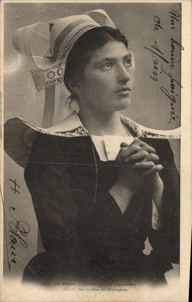Junge Frau aus Fouesnant — In Gebet — Studie zu den Kopfbedeckungen der Bretagne — VIEZ AIN, Quimper, n°1202 - Vorderseite
