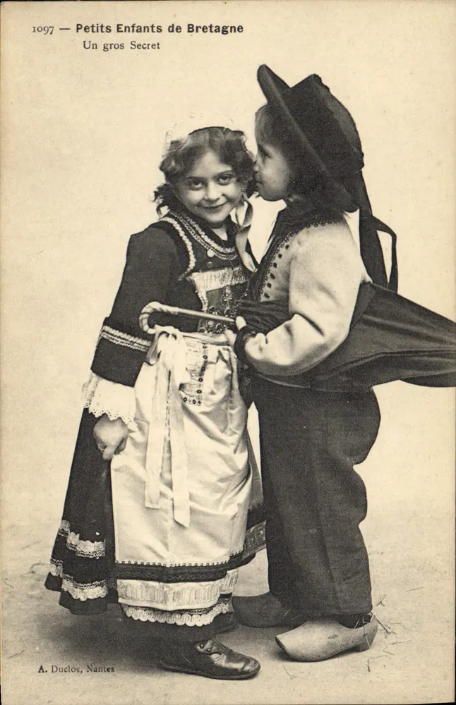 Kleine Kinder der Bretagne — Ein großes Geheimnis — A. Duclos, Nantes - Vorderseite