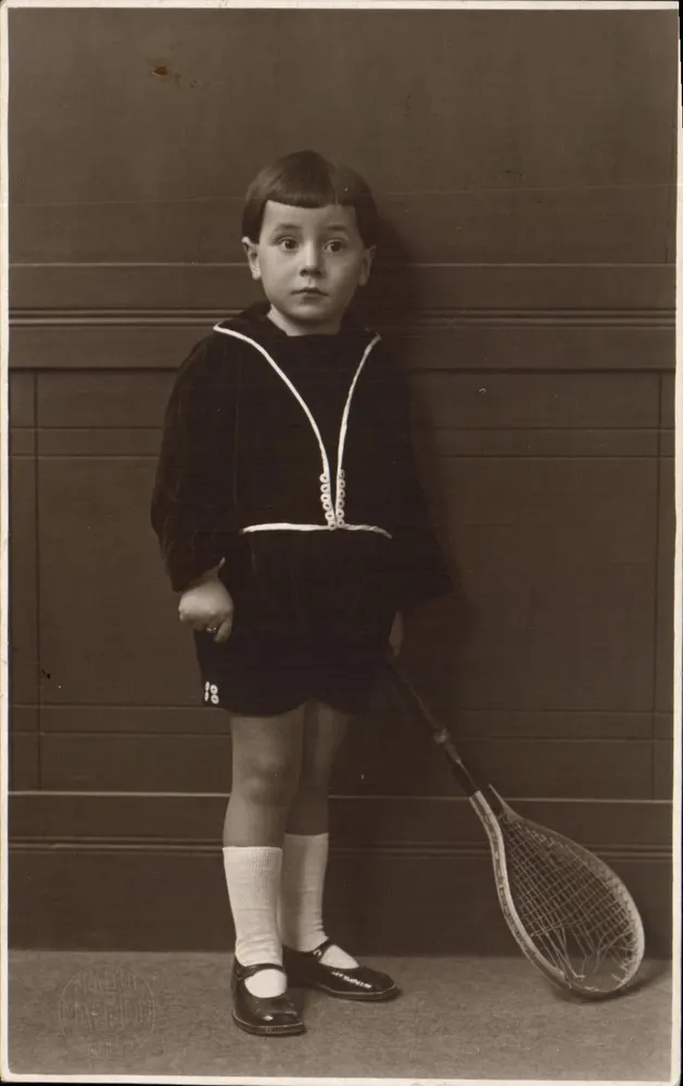 Kind in Seemanns-Outfit — Tennis-Outfit — Studiofoto - Vorderseite