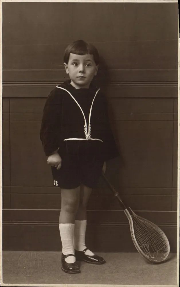 Kind in Seemannsuniform — Sportkleidung und Tennisracket — Studio Ralph Carton - Vorderseite