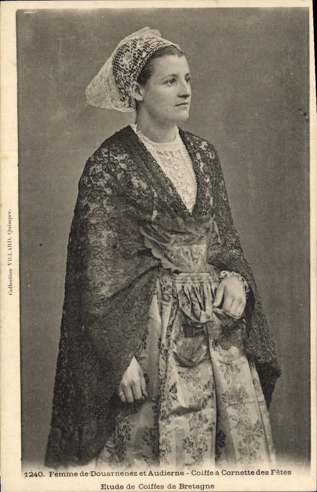 Frau aus Douarnenez und Audierne — Festliche Cornett-Haube — Sammlung VILLARD, Quimper, Nr. 1240 - Vorderseite