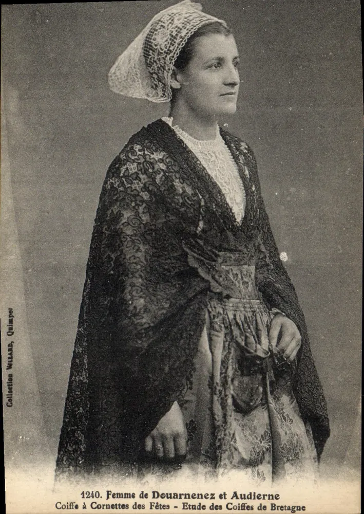 Frau aus Douarnenez und Audierne — Coiffe à Cornettes für Feste — Studie zur Bretonischen Frisur — Sammlung Willaans, Quimper, n°1240 - Vorderseite