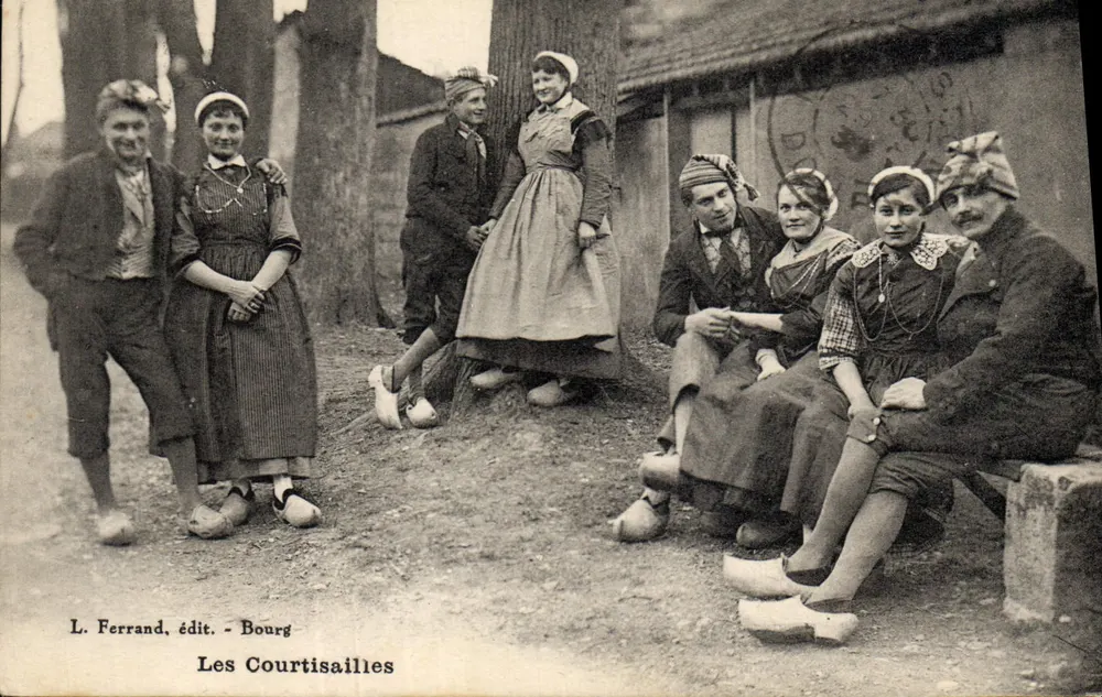Les Courtisailles — Bourg — L. Ferrand editor - Frente