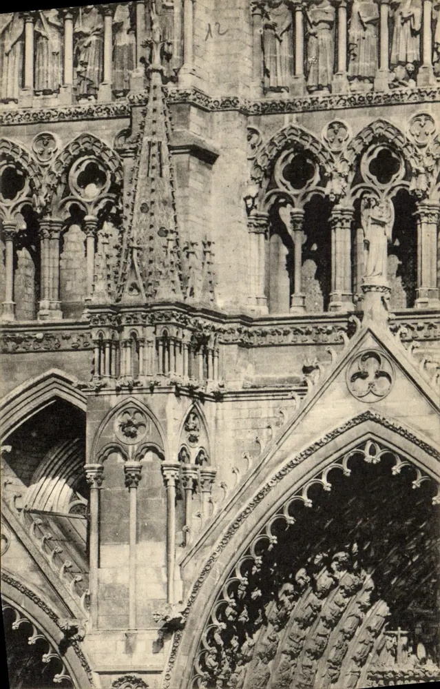 Detalhe da fachada da catedral Notre-Dame de Paris — editor não identificado, número de série não visível - Frente