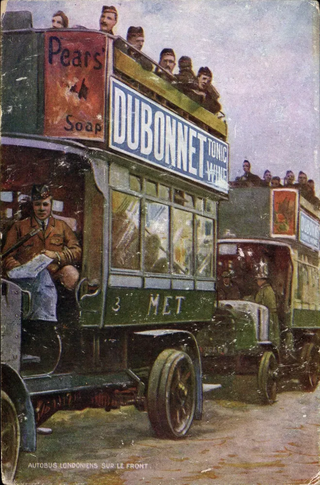 Autobus londoniens sur le front — scène de transport militaire avec publicités pour Pears' Soap et Dubonnet Tonic Wine — éditeur MET - Vorderseite
