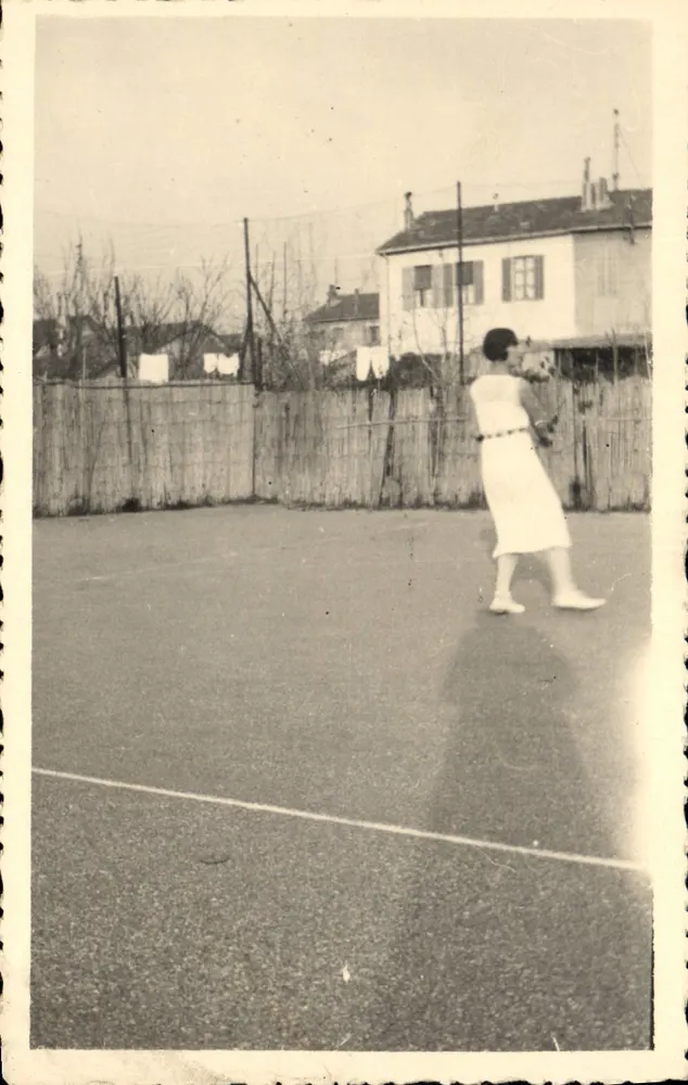 Frau, die Tennis spielt — Außenplatz - Vorderseite
