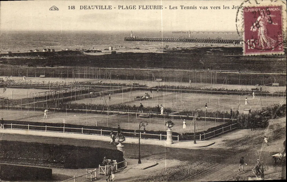Deauville - Blütenstrand - Die Tennisplätze führen zum Steg - Vorderseite