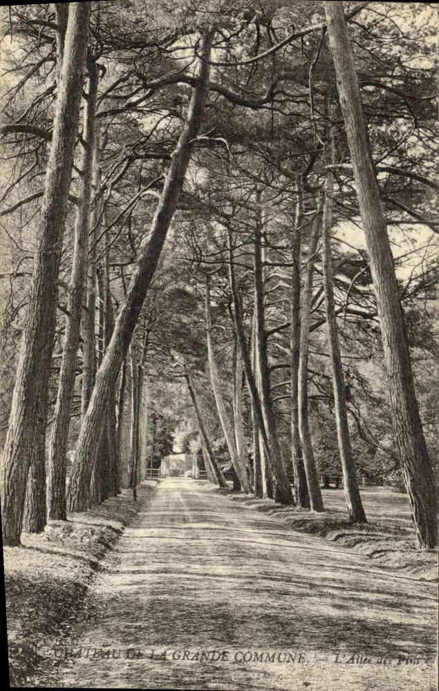 Schloss La Grande Commune — Pinienallee - Vorderseite