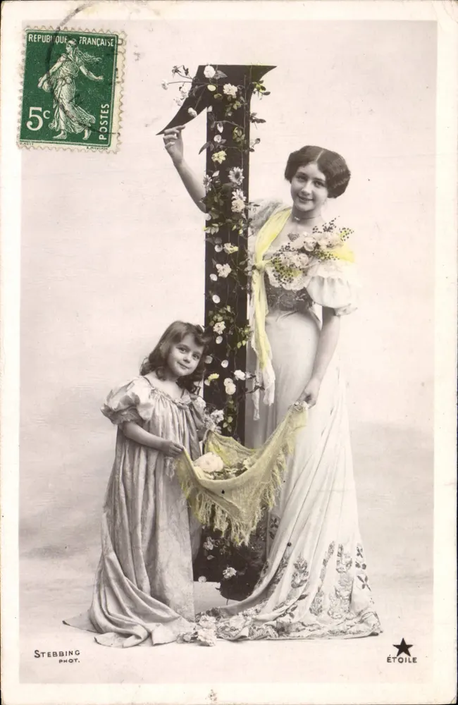 Frau und Kind vor einer dekorierten Briefmarke — Stebbing Phot. — Étoile - Vorderseite