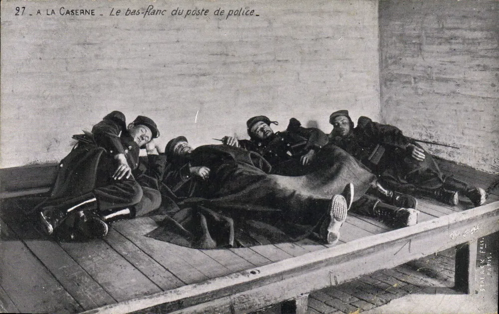 Die Kasernen — Der untere Teil des Polizeipostens — J. Streerck Frères, Paris - Vorderseite