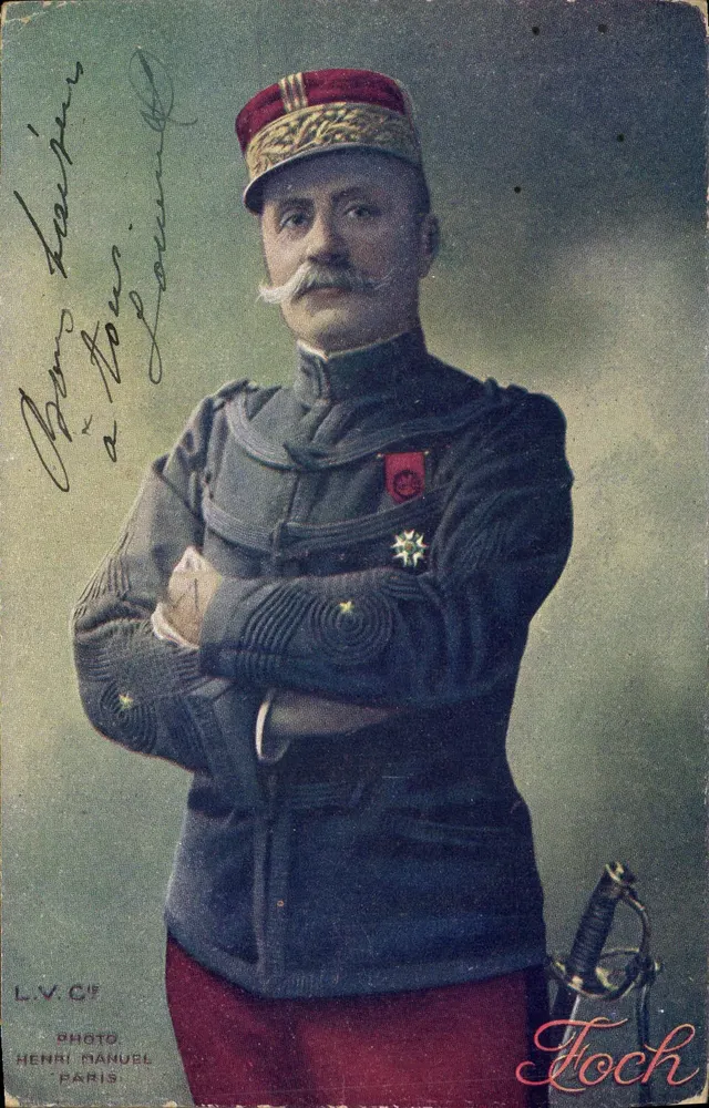 Officier en uniforme — portrait studio — Photo Henri Manuel, Paris - Frente
