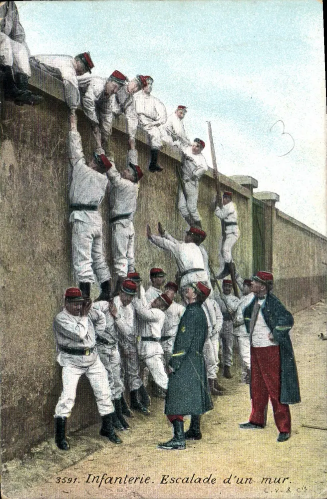 Infanterie. Escalade d'un mur — exercice militaire — éditeur L.V.R.C'S, n° 3591 - Frente