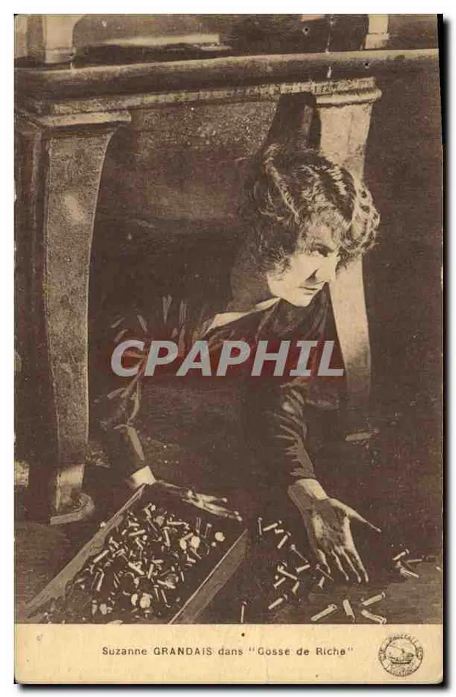 Suzanne GRANDAIS dans "Gosse de Riche" — scène avec boîte de munitions devant un manteau de cheminée — éditeur non visible - Vorderseite