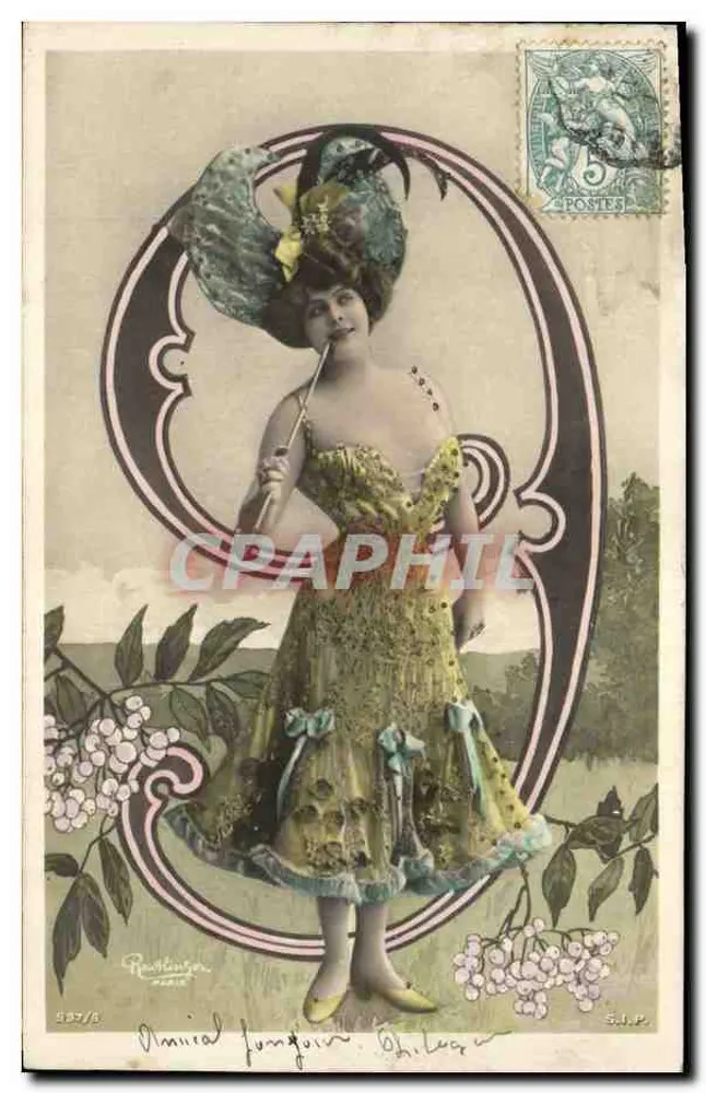 Frau in gelber Robe und dekorativem Hut — Amélie Longquin — veröffentlicht von Ph. Léger, Paris - Vorderseite