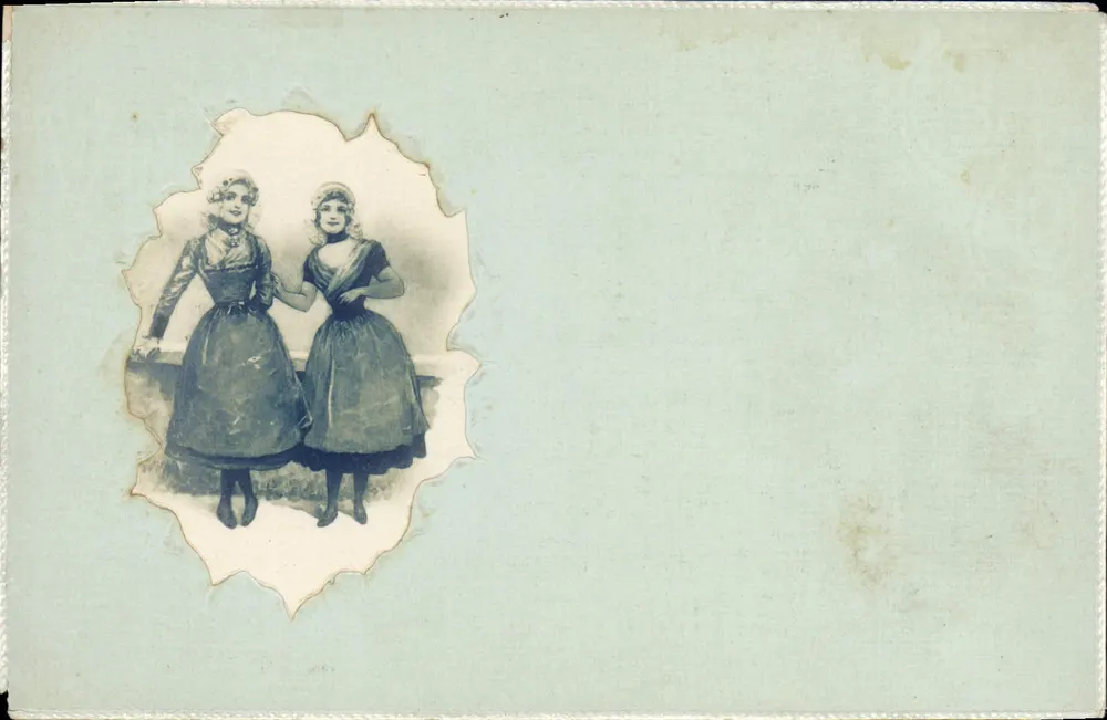 Deux jeunes femmes — scène de studio — éditeur non visible - Frente