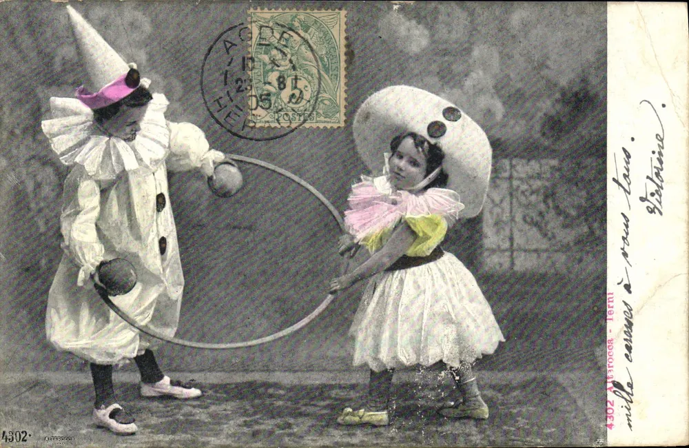 Zwei Kinder in Clowns- und Prinzessinnenkostümen — Spiel Szene mit einem Reifen — Verlag Altrocca, Nr. 4302 - Vorderseite