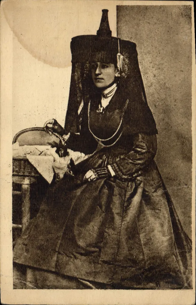 Femme en costume traditionnel bressan — éditeur Hélio, Édition Dupuis, Bourg - Frente